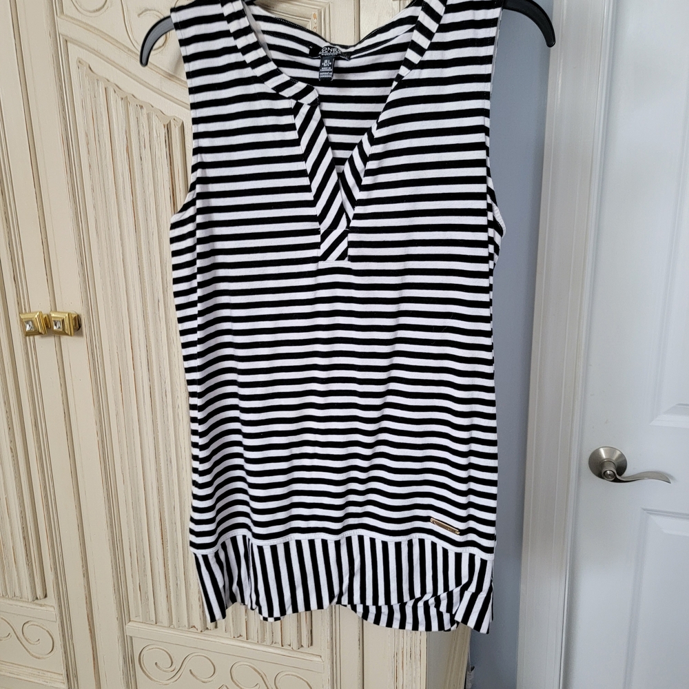 Black & White Striped Sleeveless V-Neck Top